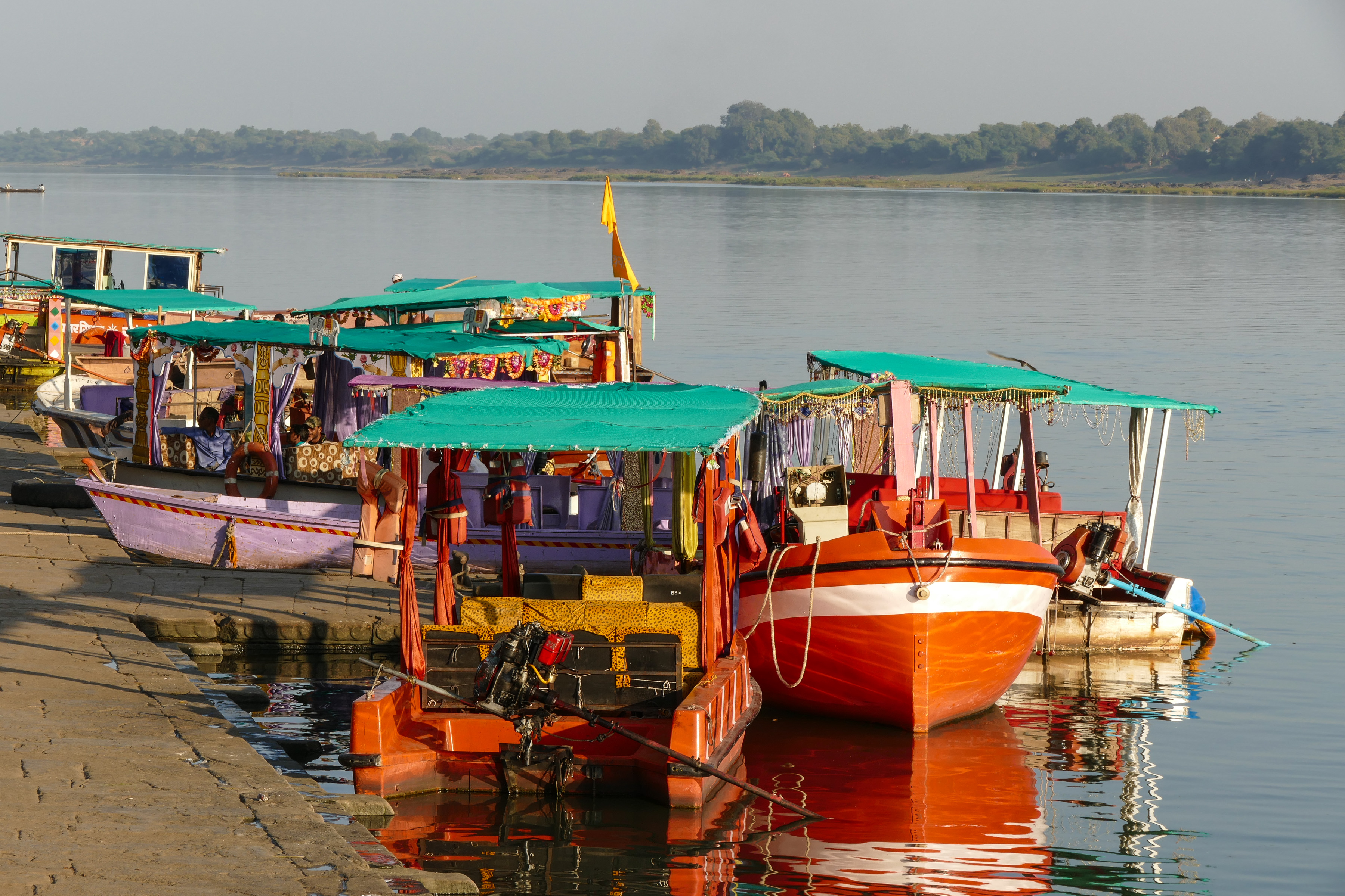 Schiffe am Fluss Narmada